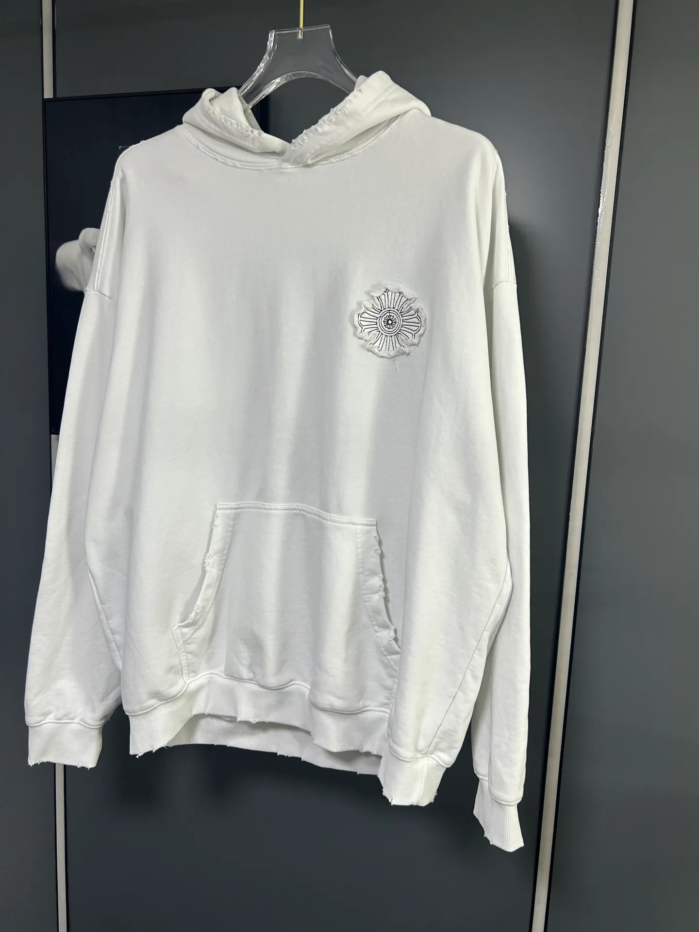 P310 𝗖𝗵𝗿𝗼𝗺𝗲 𝗛𝗲𝗮𝗿𝘁𝘀/Cro Heart 2025 Cross Patch Embroidery Summer New Original Single Counter American Acid Washed Distressed Laser Burnt Patch Embroidery Couple Casual Hooded Sweatshirt 👑The highest version! Customized fabric 440g tripe terry fabric! American acid-washed and distressed original fabric laser burnt ✟appliqué embroidery and exquisite embroidery of letters! The best-selling model at the counter. It is very comfortable to wear. It is low-key yet luxurious. It is very classy when worn. The large size and tailoring are needless to say. The upper body is exquisite and vivid. 👍High-end first-class materials. A truly palace-level product. The cotton from Turkey is of outstanding quality. After heavy washing, the clothes are very soft! Not picky, the upper body is absolutely stylish and extremely luxurious. Auxiliary materials: The original model has been authenticated and labeled ➕100% silk washed with water label. Genuine purchase-grade original hangtag➕matching hanging rope➕3D hanging beads➕original packaging bag. Craftsmanship: The original version has consistent wiring! The highest version of the armhole matching technique! Countless times of pattern making to 100% restore the original appearance! The correct version is the same for men and women, super eye-catching, super good-looking, and super atmospheric! Color: White Black Royal Blue Size, XS S M L